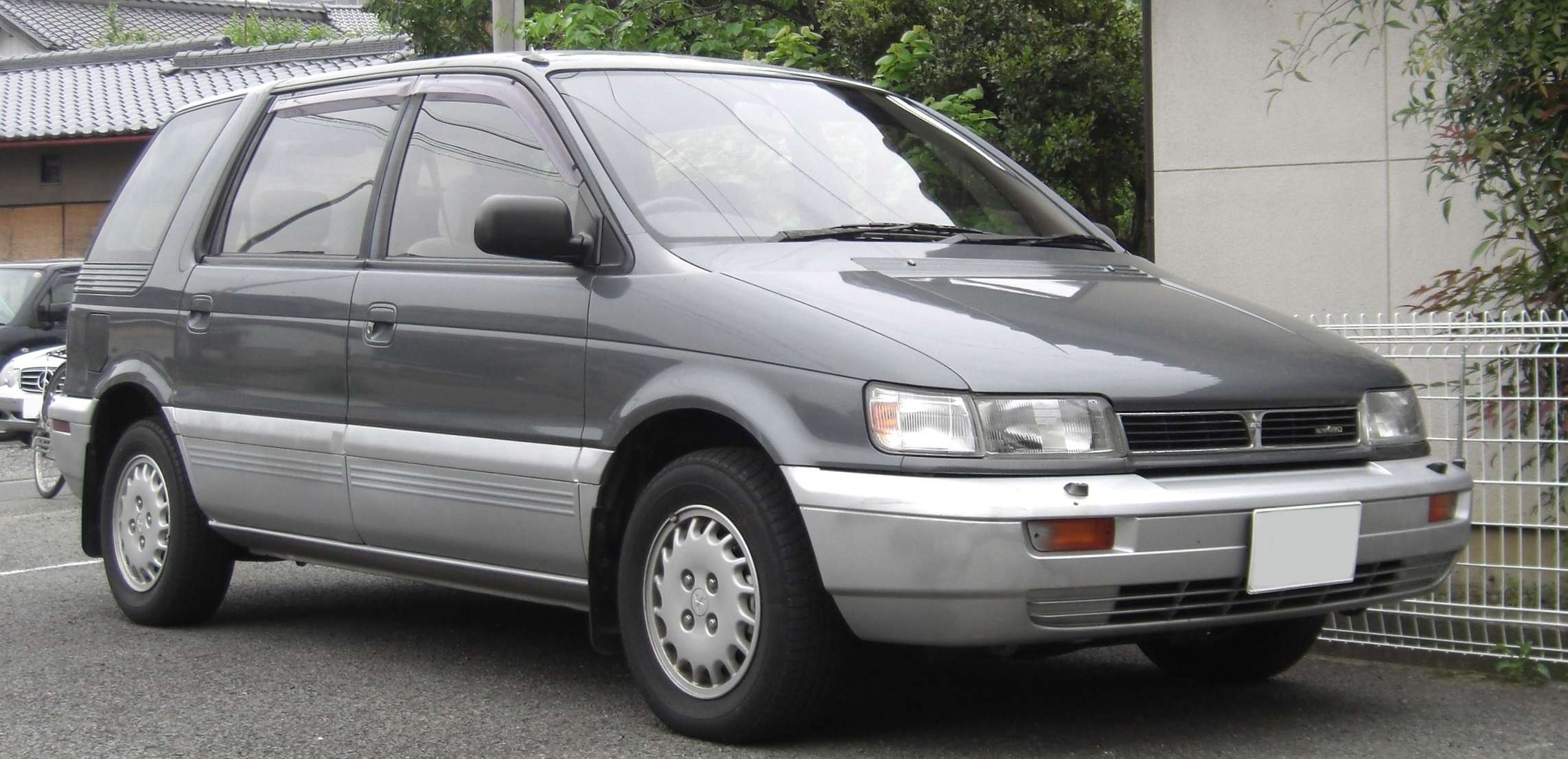 Mitsubishi_Chariot