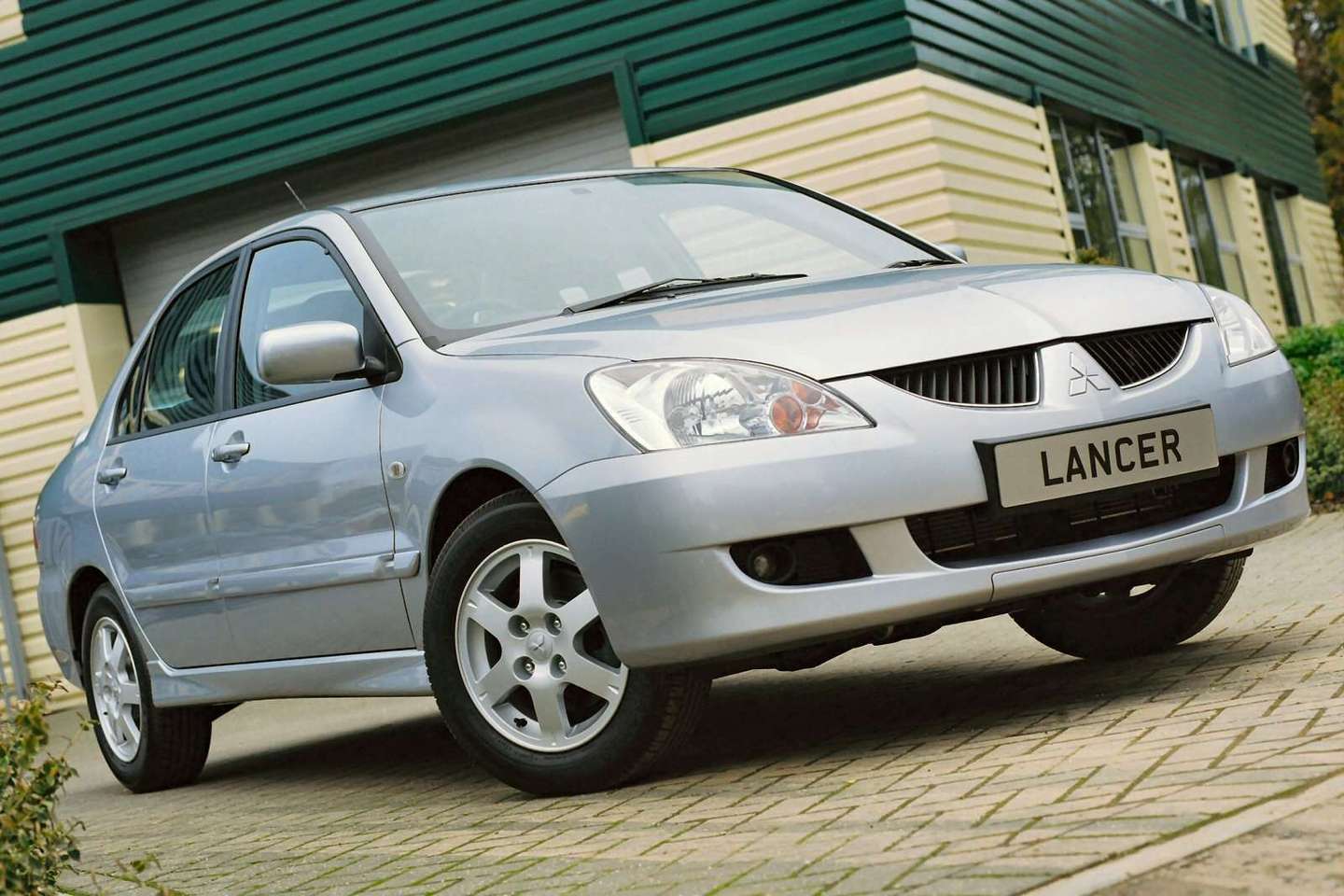 Mitsubishi_Lancer_GLX