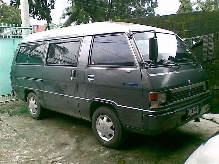 Mitsubishi Van #9094386