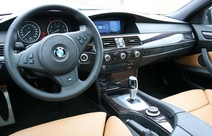 BMW 550i #9178399