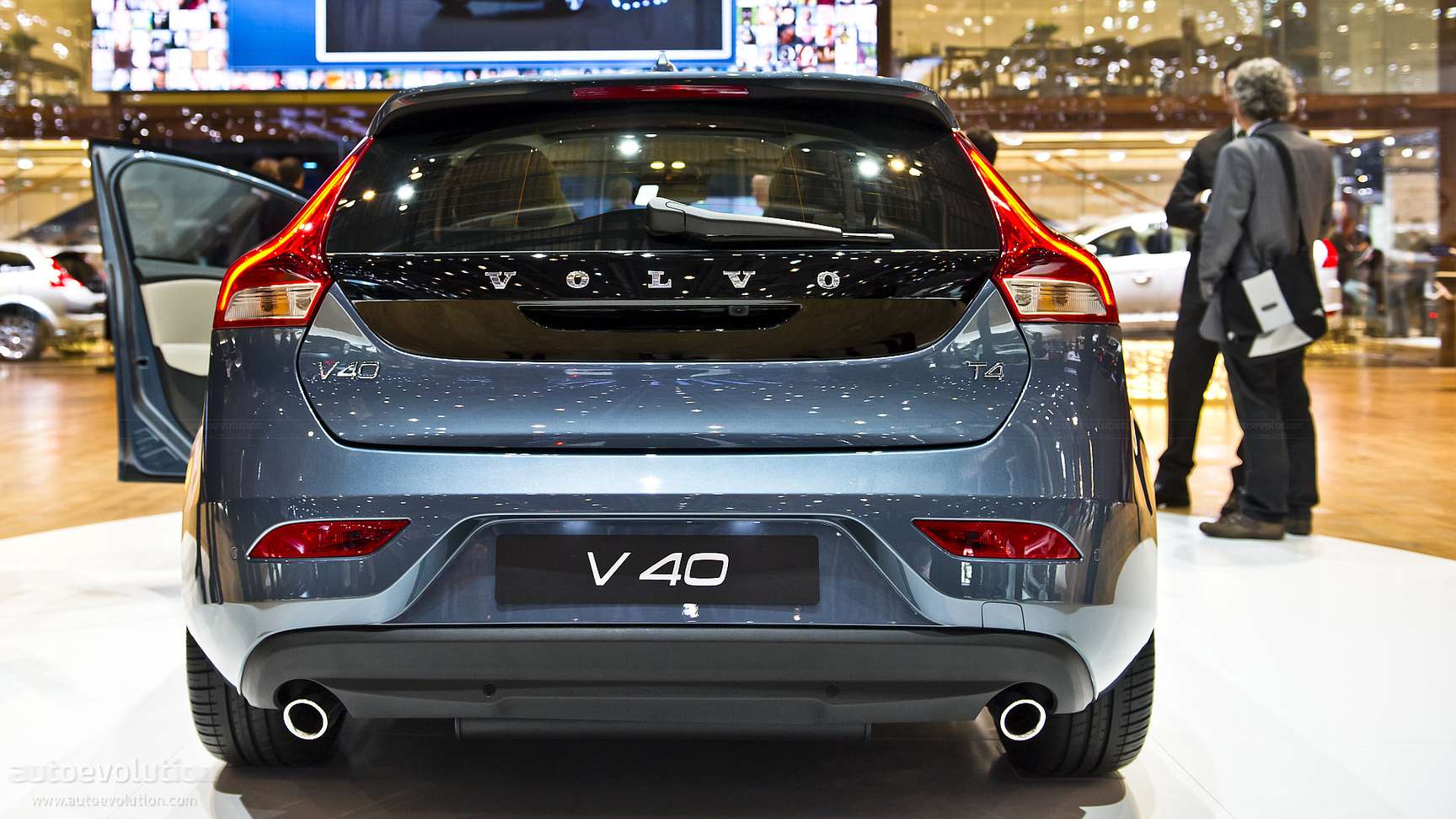 Volvo_V40
