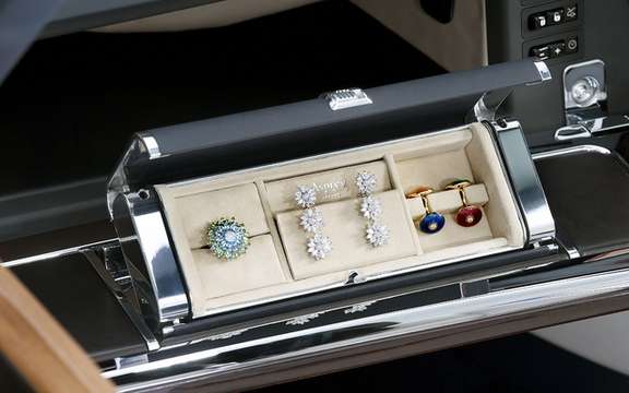 Rolls Royce Phantom Drophead Coupe: Fine jewelry edge picture #3