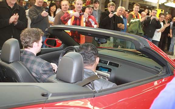 Chevrolet Camaro Convertible 2011: Start of production Oshawa picture #3