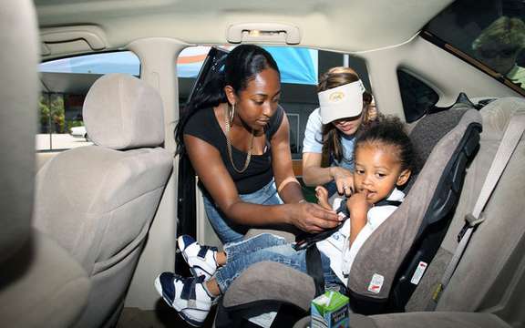 The Quebec must also ban smoking in cars with children on board picture #1