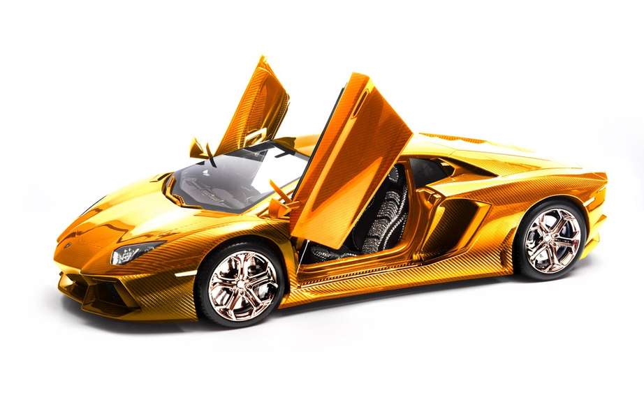 Lamborghini Aventador LP 770-4 coated with gold