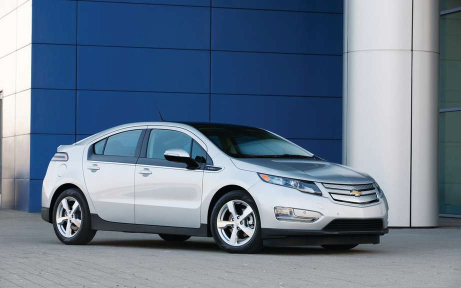 Chevrolet lowered the price of its 2014 Volt picture #2