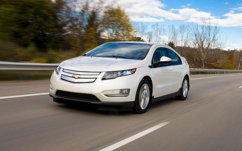 Chevrolet lowered the price of its 2014 Volt picture #4