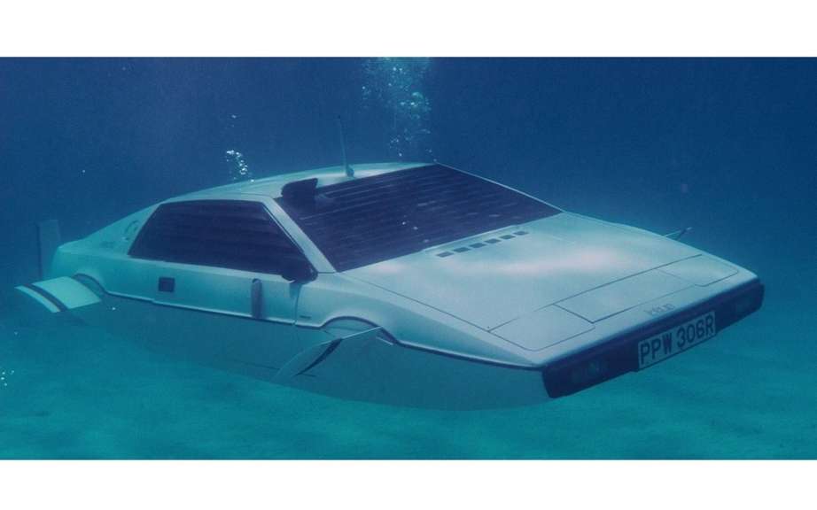 Lotus Esprit Submarine James Bond put to auction picture #3