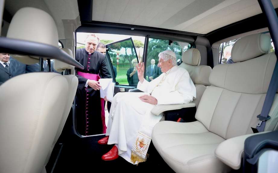 Renault delivers a 100% electric vehicle exclusive to Pope Benedict XVI picture #3