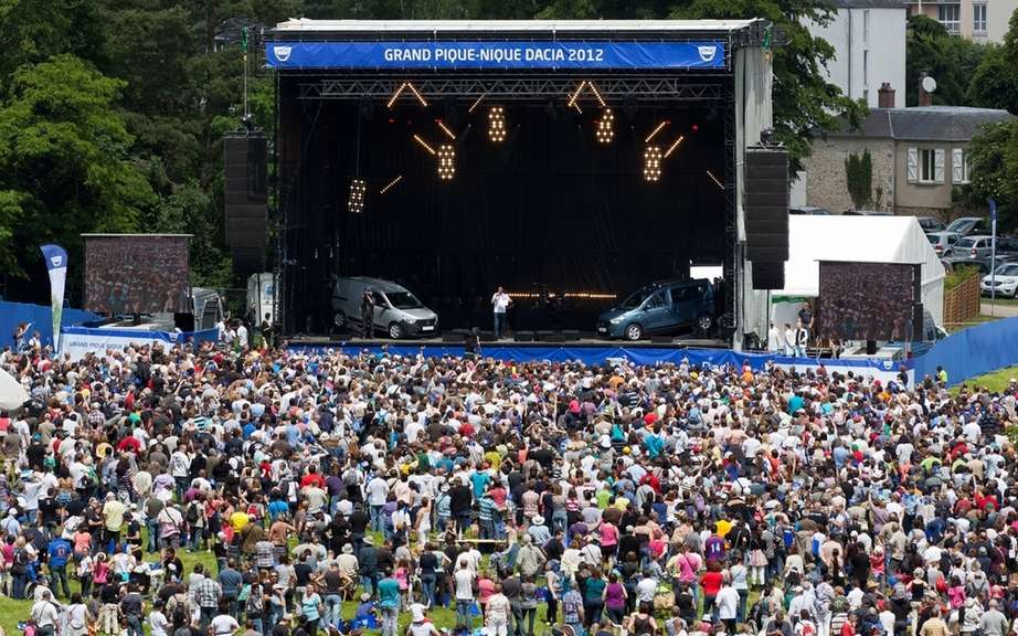 Dacia announced that 12,000 fans attended the grand picnic 2012