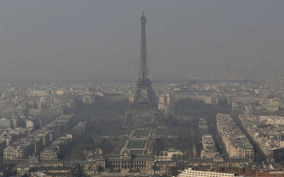 A vehicle on a two forbidden Paris