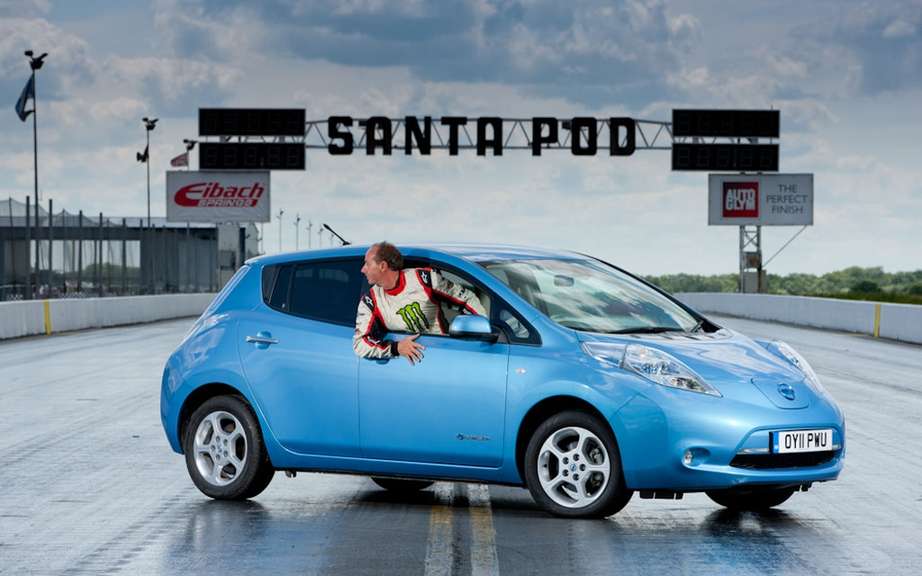 Nissan LEAF is a leap into the future ... running back picture #4