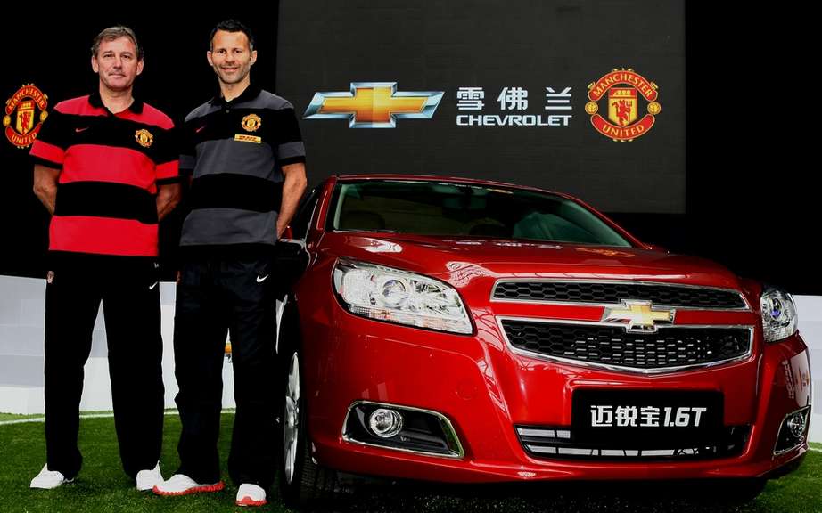 Chevrolet gives the kickoff its global commitment to soccer picture #1