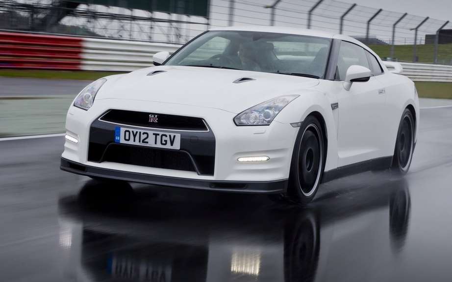 Nissan GT-R Track Pak: better track driving picture #1