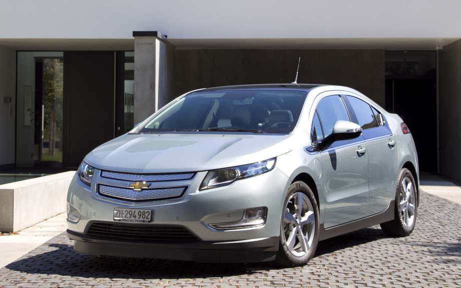 Chevrolet receives the price of the green car AFPA 2012 the Chevrolet Volt.