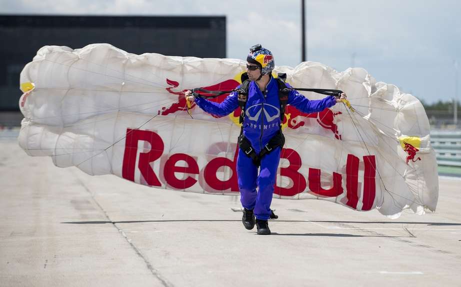 Mark Webber defies gravity as part of an organized race a few days of the Canadian Grand Prix picture #3