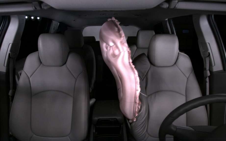 GM launched the first central front airbag system picture #4