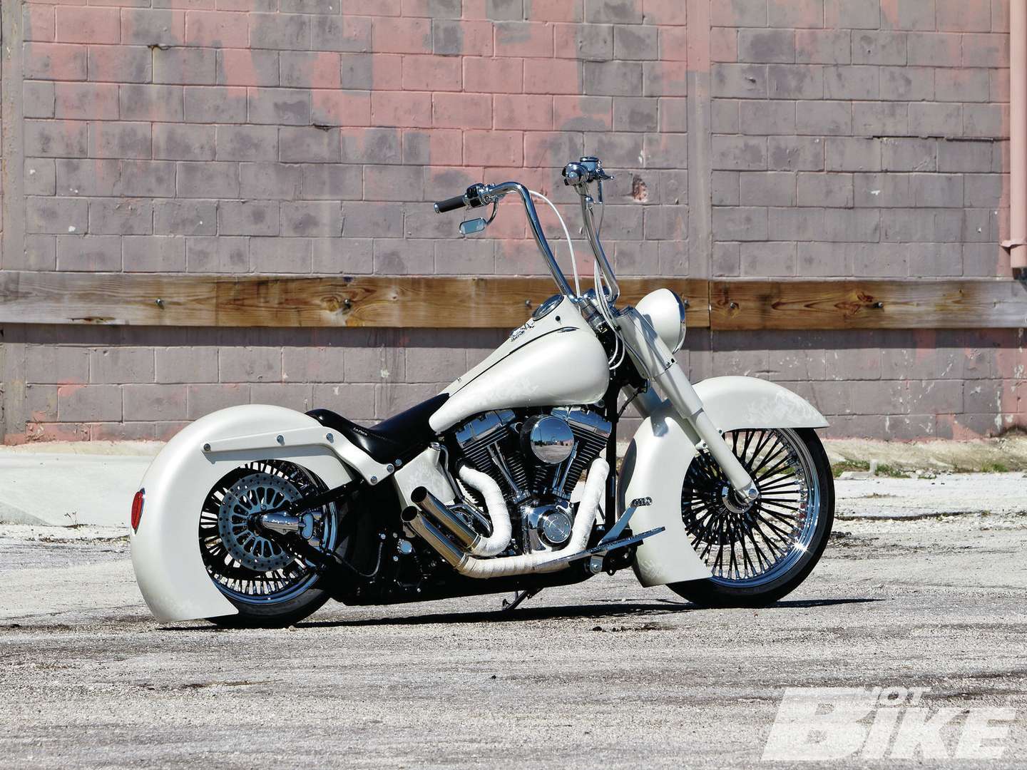 Harley-Davidson Softail Deluxe #8822816