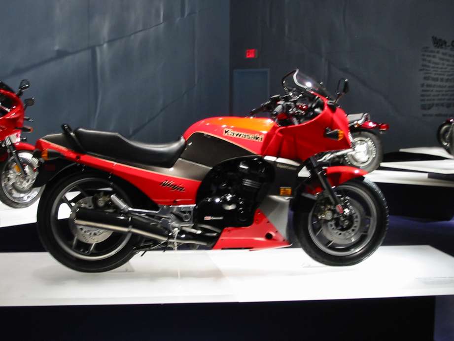 Kawasaki GPZ 900 R #7060019