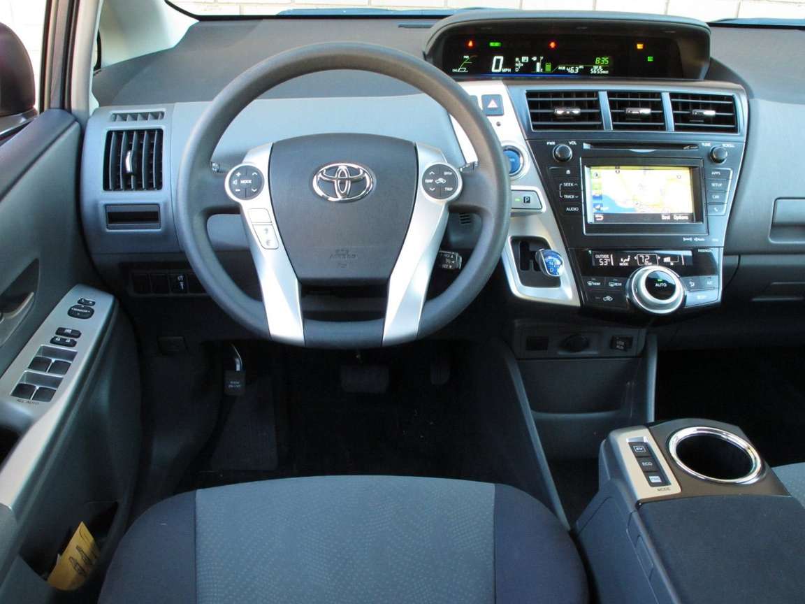 Toyota Prius v #7350368