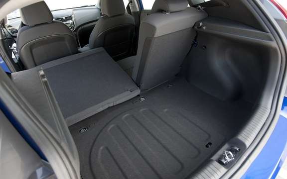 2012 Hyundai Accent Price Deeper more generous equipment picture #7