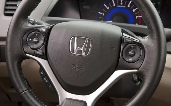 Honda Civic 2012: She makes her entrance at dealerships picture #8