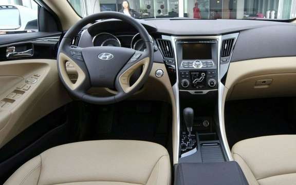 2011 Hyundai Sonata: it becomes an elegant four-door cut picture #4