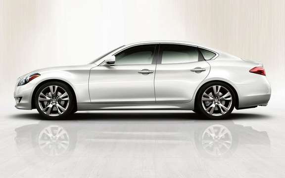 The 2011 Infiniti M made its official debut in Pebble Beach picture #4