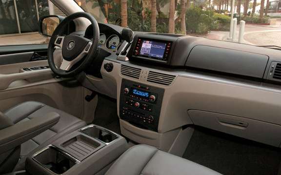 Volkswagen unveils prices for 2009 Routan picture #5