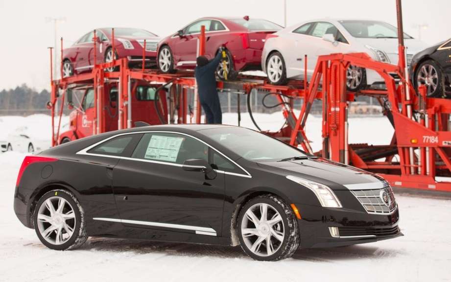 Cadillac ELR 2014 en route to dealers picture #6