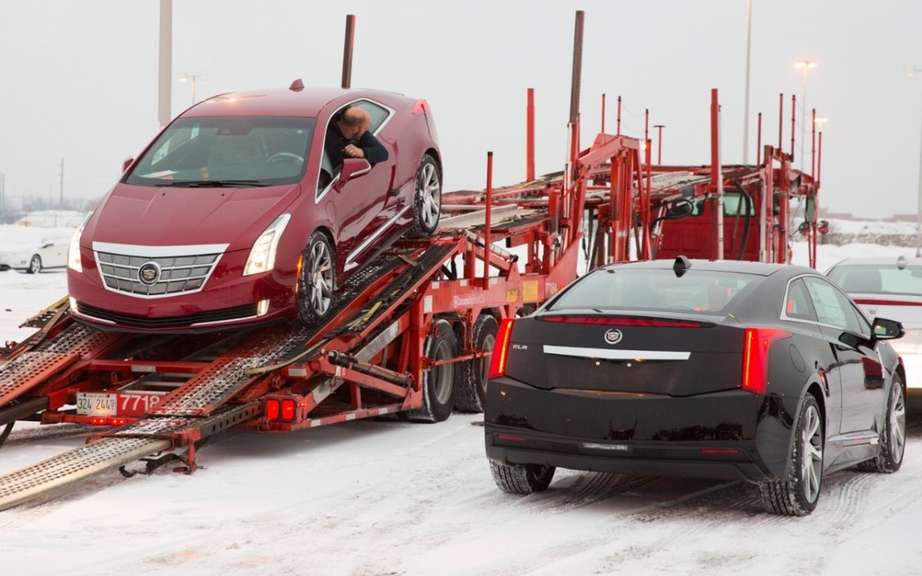 Cadillac ELR 2014 en route to dealers picture #7