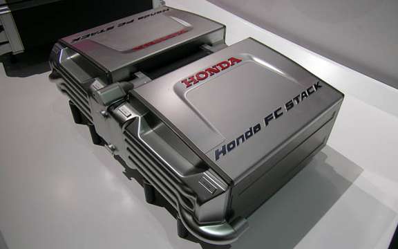 Roll has years without a drop of gasoline, here is the Honda FCX Clarity and Equinox Fuel Cell picture #11