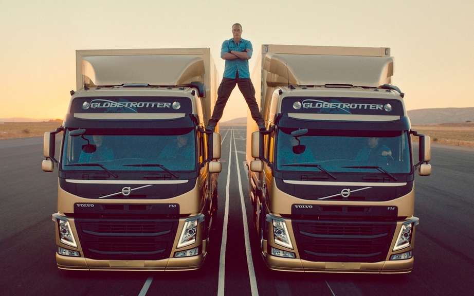 Jean-Claude Van Damme doing the splits!