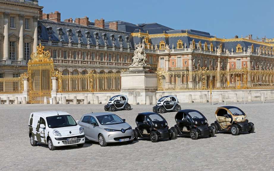 Noiselessly Renault rolls in the castle of Versailles picture #5