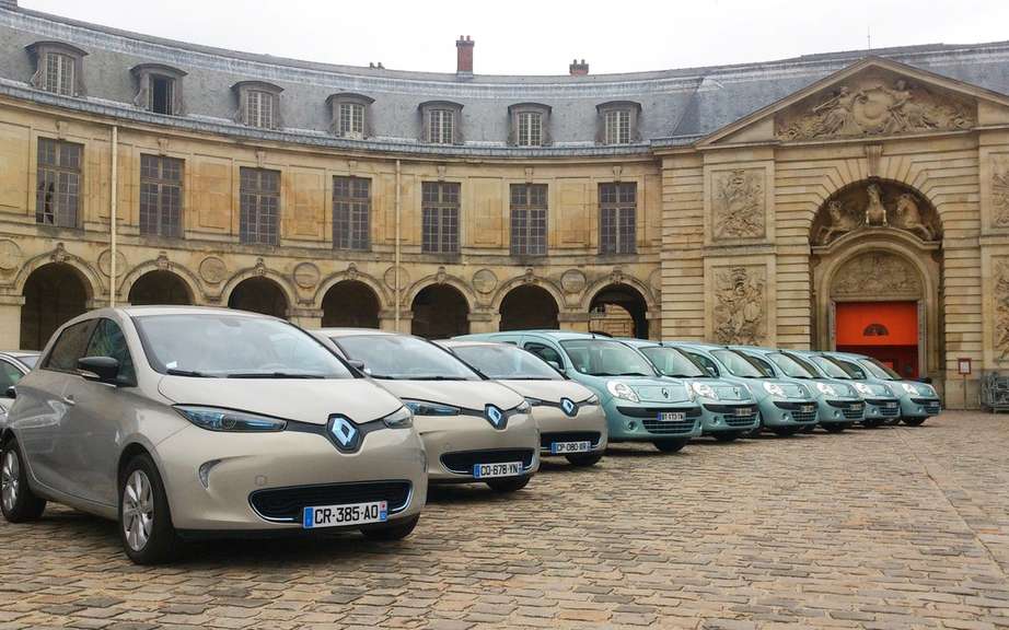 Noiselessly Renault rolls in the castle of Versailles picture #6