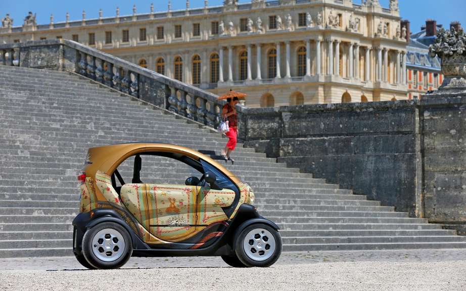 Noiselessly Renault rolls in the castle of Versailles picture #7