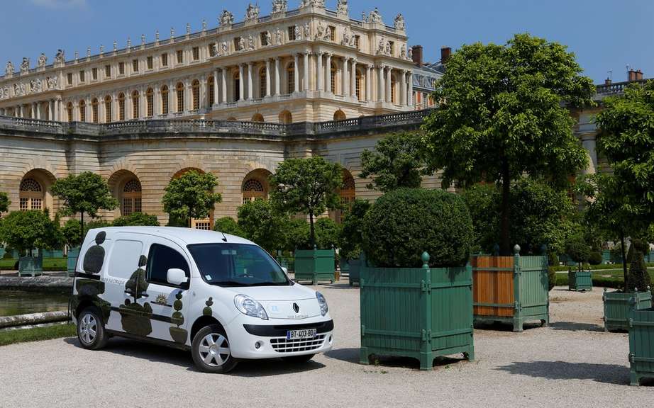 Noiselessly Renault rolls in the castle of Versailles picture #8