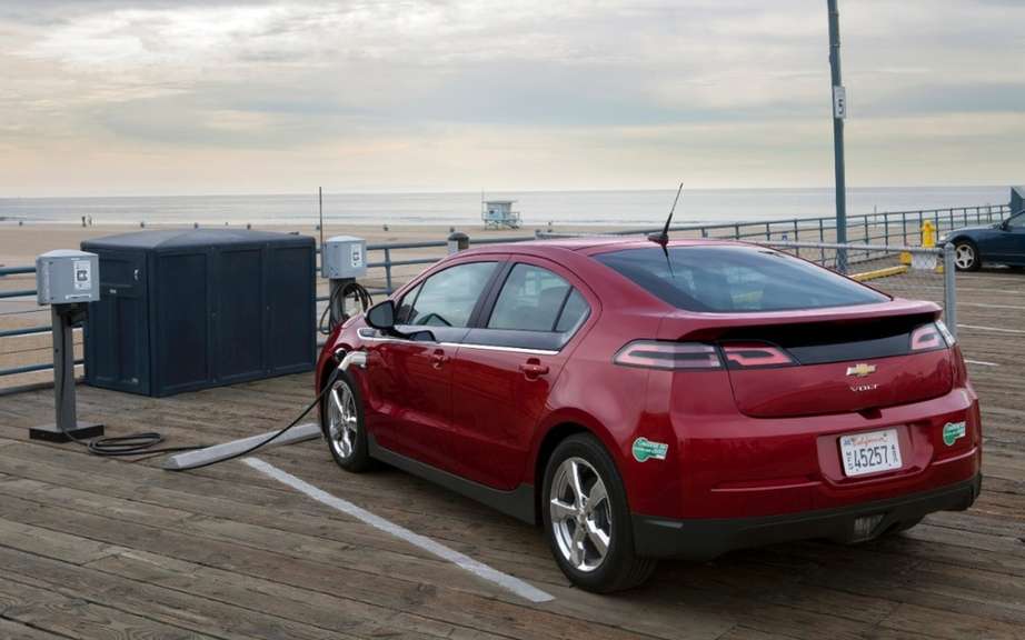 Chevrolet lowered the price of its 2014 Volt picture #1