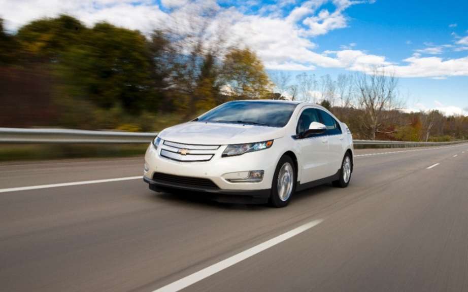 Chevrolet lowered the price of its 2014 Volt picture #3