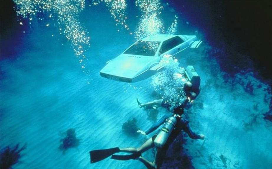 Lotus Esprit Submarine James Bond put to auction
