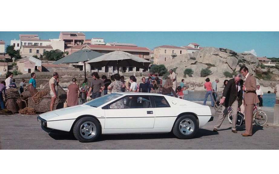 Lotus Esprit Submarine James Bond put to auction picture #6