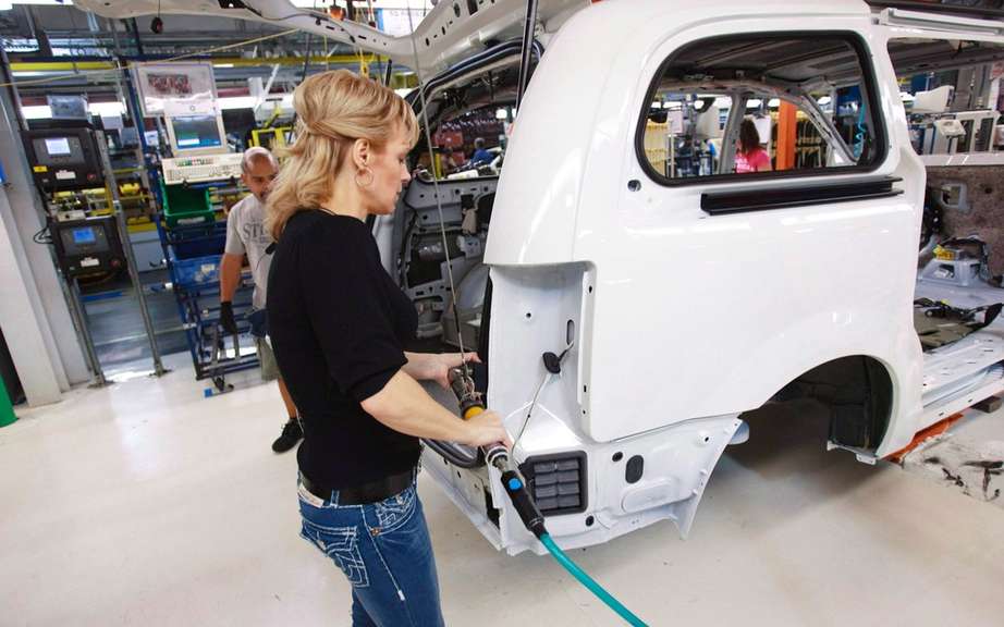 Chrysler Town & Country 2016 still assembled in Windsor