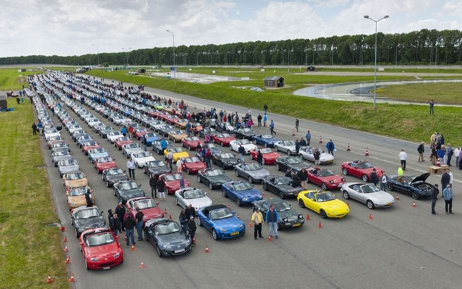 Mazda MX-5 is a record parade picture #6