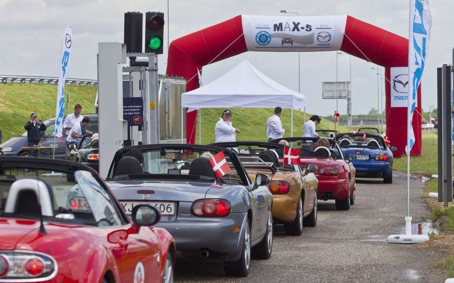 Mazda MX-5 is a record parade picture #4