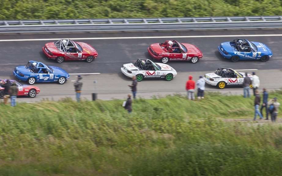 Mazda MX-5 is a record parade picture #5