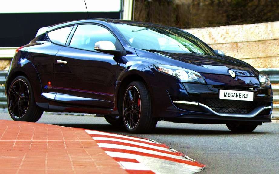 Renault Megane RS Red Bull Racing RB8 draw a boundary