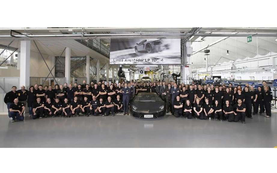 Lamborghini sells its 2000th copy mighty Aventador picture #2