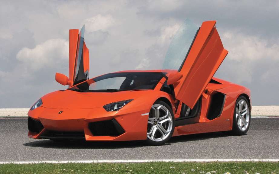 Lamborghini sells its 2000th copy mighty Aventador picture #3