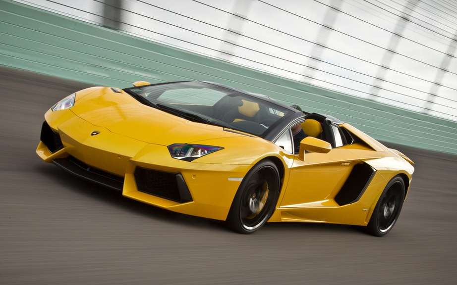 Lamborghini sells its 2000th copy mighty Aventador picture #4