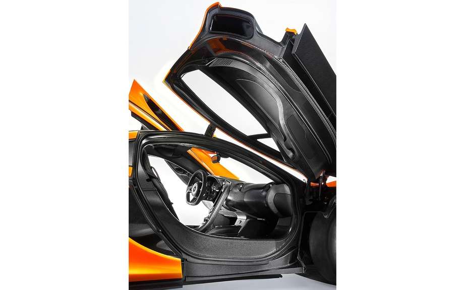 McLaren P1: an ultra lightweight cockpit picture #6